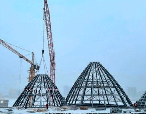 Монтаж металлоконструкций куполов Арктического центра в Якутске